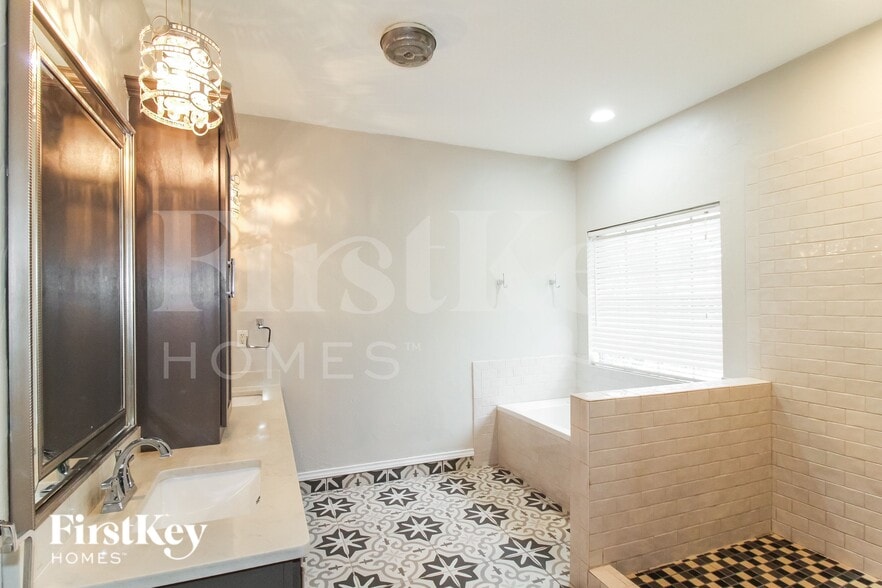 Building Photo - 1819 Chelsea Dr