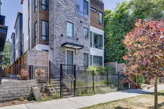Building Photo - Luxury Capitol Hill Townhome Available Now!
