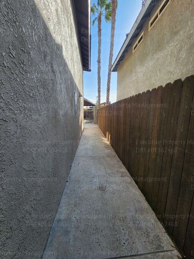 Building Photo - Charming 3 bedrooms/ 2.5 bathroom home.