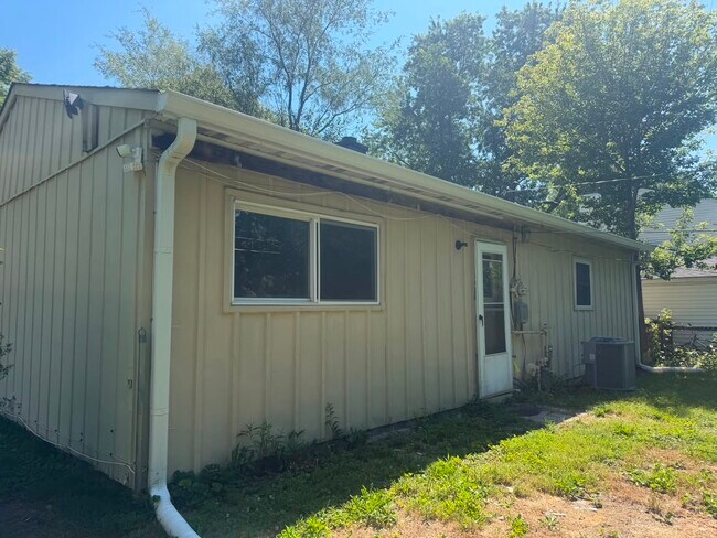 Building Photo - 3932 Bennett Dr