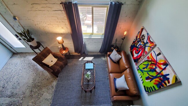 Building Photo - 1020 E 6th St