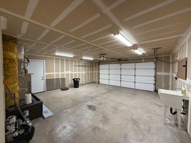 Building Photo - Nicely updated 4-bedroom in Oakdale!