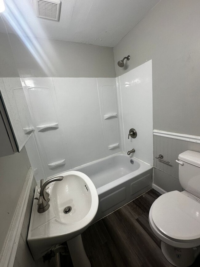 Building Photo - 1408 Methyl St