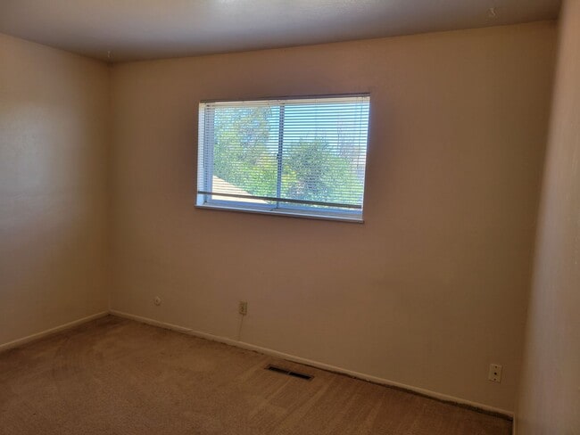 Building Photo - 4 Bed 2 Bath Allowing Pets - Available Now! - MileStone RES