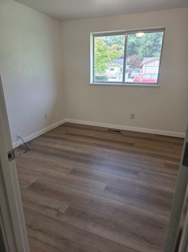 Building Photo - 3 bed 2 bath Single Home for Rent in Grants Pass