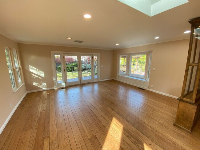 Building Photo - 3 Bed 2 Bath SIngle Family Home In Walnut Creek (Water, Garbage, Internet Are Included In The Rent)