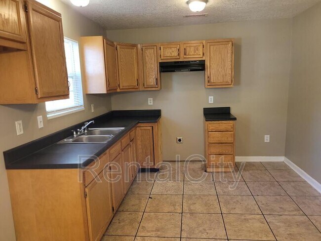 Building Photo - 2711 Hillside Dr