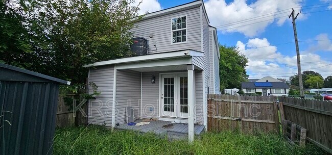 Building Photo - 410 Oak St