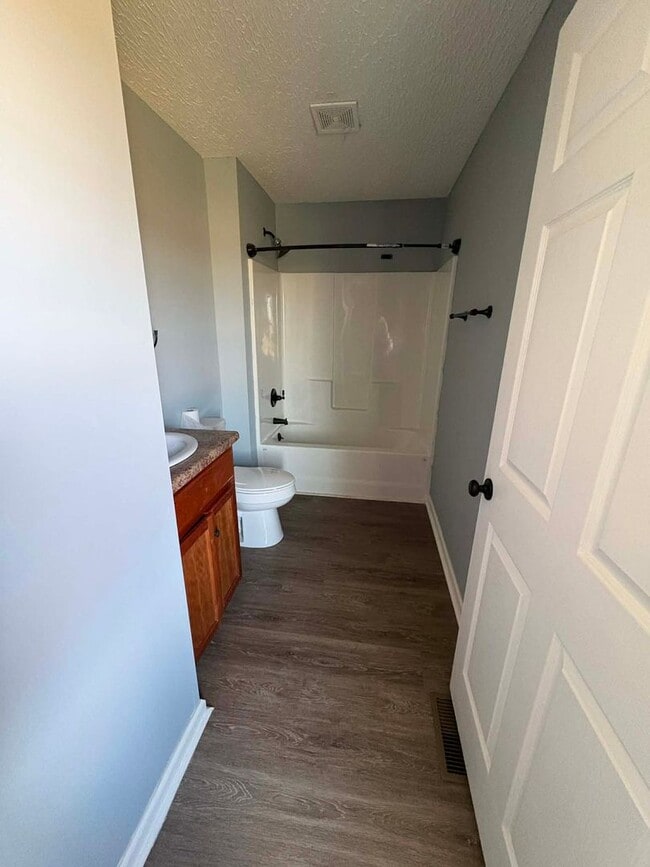 Building Photo - Country Living Home!