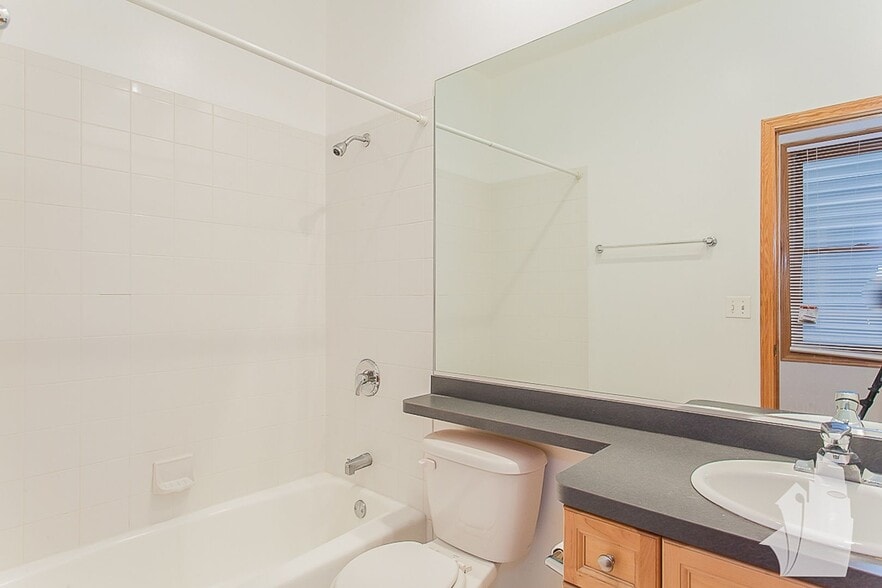 Building Photo - 1324 W Diversey Pky