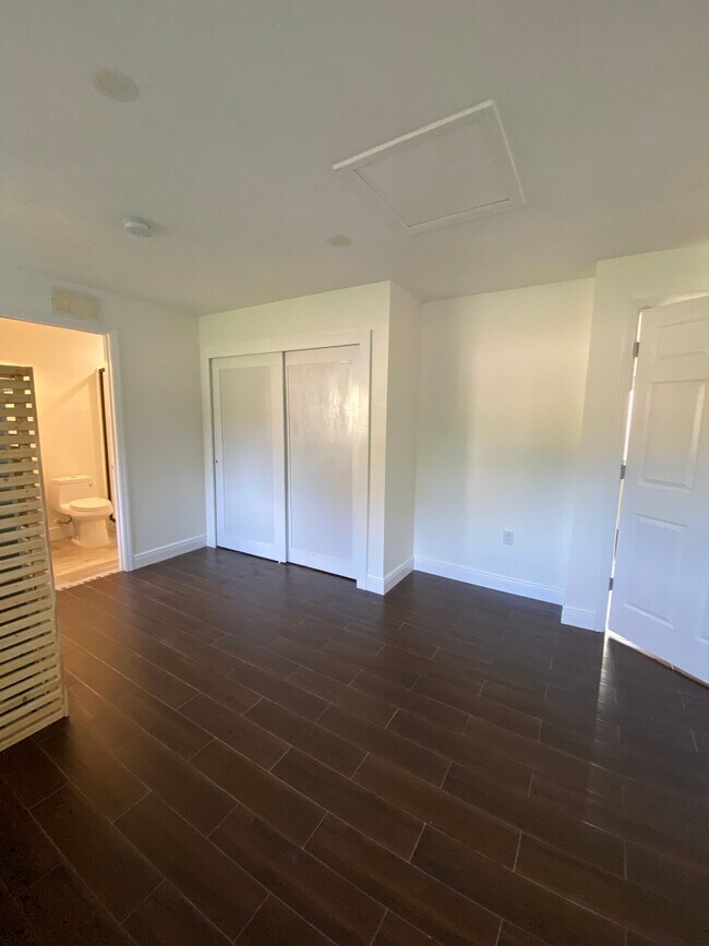 Building Photo - 1551 Palm Tree Dr
