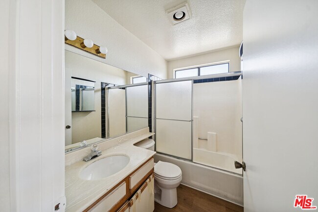 Building Photo - 1519 N Martel Ave