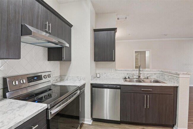 Building Photo - 18001 Richmond Pl Dr