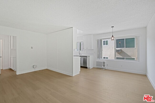 Building Photo - 976 Larrabee St