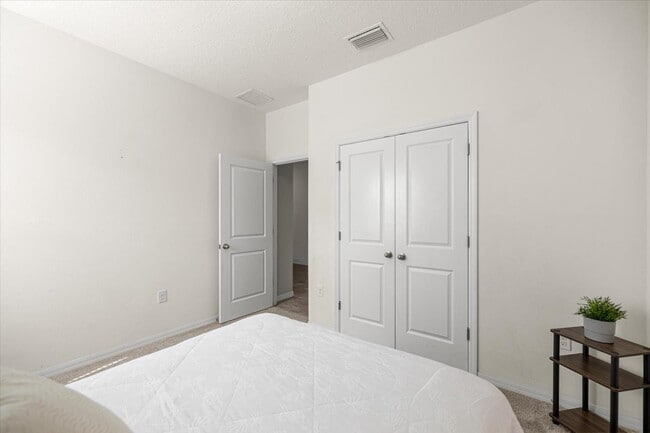 Building Photo - **Spacious 4-Bedroom, 3.5-Bath Home with Private Guest Suite and 3-Car Garage**