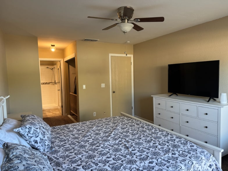 Building Photo - 9410 Aizenberg Cir