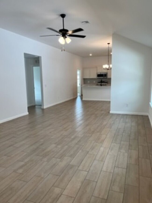 Building Photo - Captivating New Home!