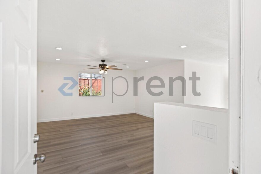 Building Photo - 3066 Nightingale Pl