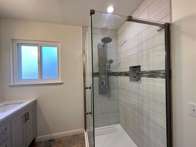 Building Photo - Lovely Remodeled 4 bedroom 2.5 bathroom ho...