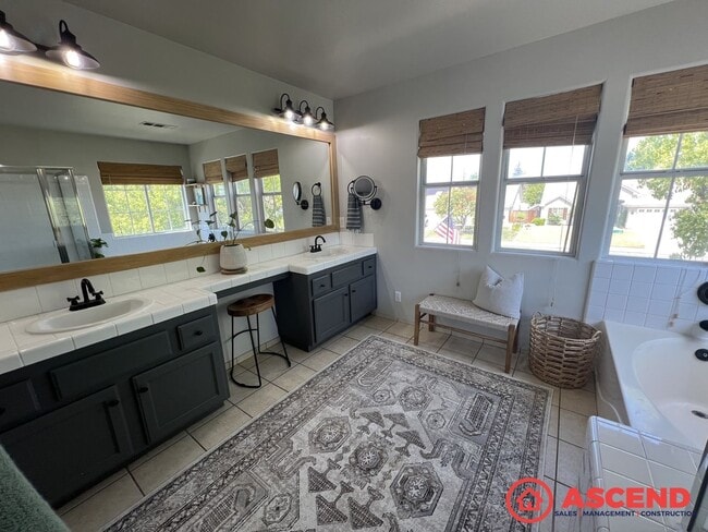Building Photo - Darling Home in Olive Dr Area!