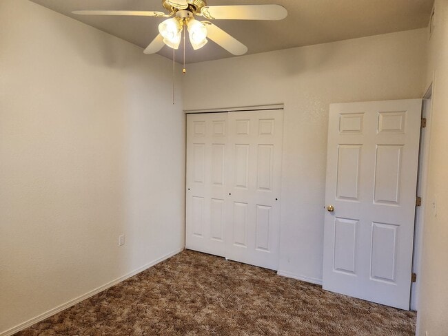 Building Photo - Rare Ground Level Unit - 2 Bed / 1 Bath w/private yard