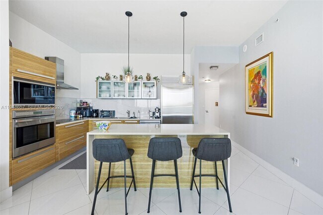 Building Photo - 2020 N Bayshore Dr