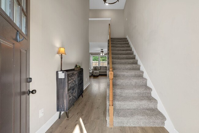 Building Photo - Like New Home Minutes from Fort Campbell!