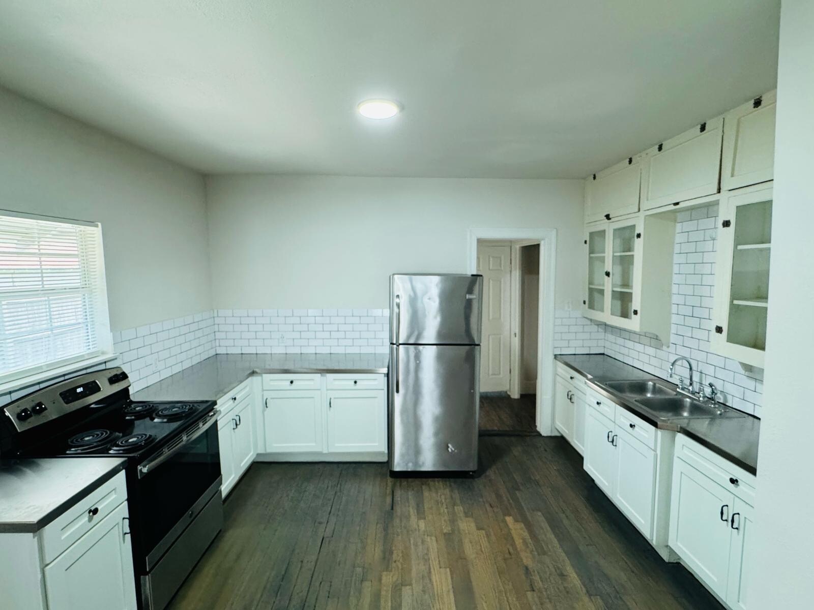 Building Photo - 1133 W Lynwood Ave