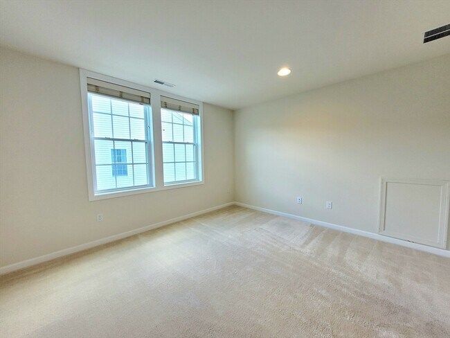 Building Photo - 13 Walnut Way