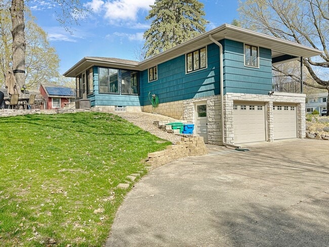 Building Photo - 2541 Lakewood Ln