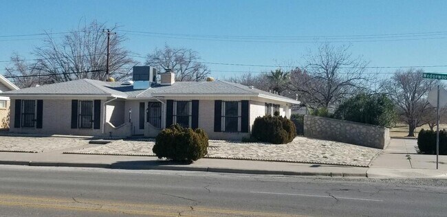 Building Photo - 3000 Wedgewood Dr
