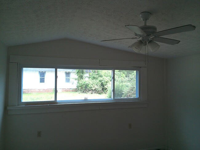 Building Photo - **UPCOMING**4 bedroom / 2 bathroom Home fo...