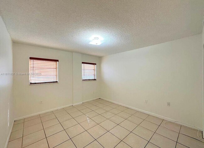 Building Photo - 1630 W 46th St