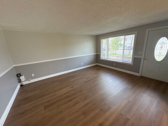 Building Photo - Peaceful Albany Home with Private Yard