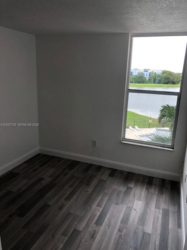Building Photo - 9682 Fontainebleau Blvd