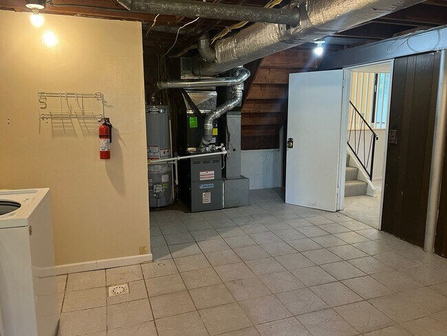 Building Photo - Spacious Split Level