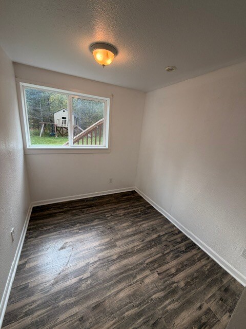Building Photo - 4500 Willow Cir