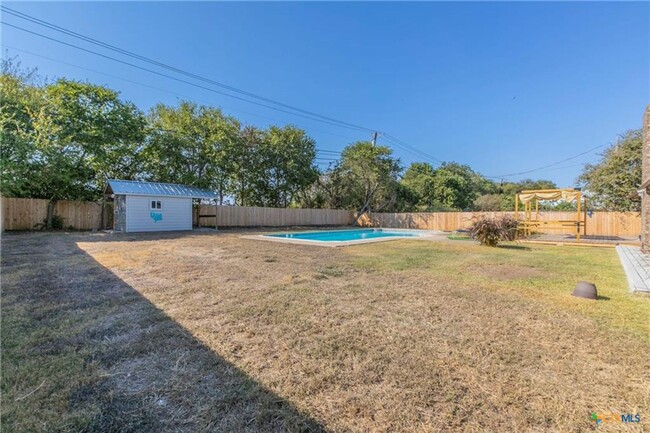 Building Photo - 3 BEDROOM WITH POOL, IN SALADO