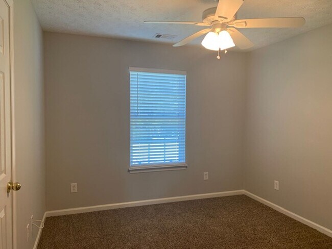 Building Photo - Beautiful 3BR / 2.5BA Split Level with Expansive Backyard and Privacy Fence!