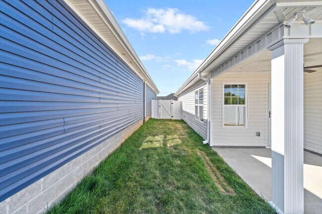 Building Photo - Fenced in Back Yard!!