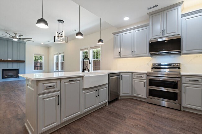 Building Photo - Charming Newly Constructed Property in Raleigh with Modern Appliances/Fixtures!