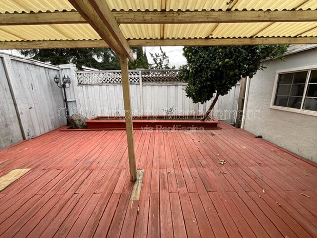 Building Photo - 3872 Tiverton Dr
