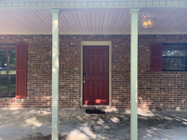 Building Photo - !!$500 off First months Rent!! Private 1-Acre Retreat with Pool, Screened Porch & Spacious Interior