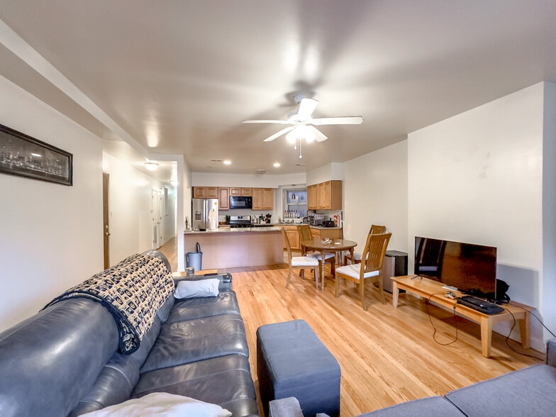 Building Photo - 6711 N Sheridan Rd