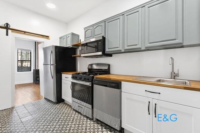 Building Photo - Garden Level 3 BR Townhouse Custom Apt.  with large private outdoor Space