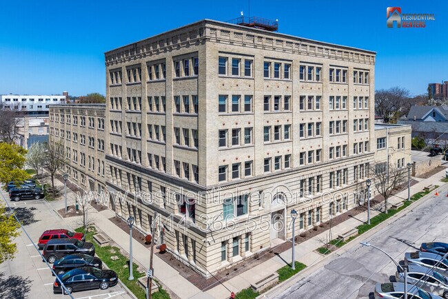 Building Photo - 904 E Pearson St