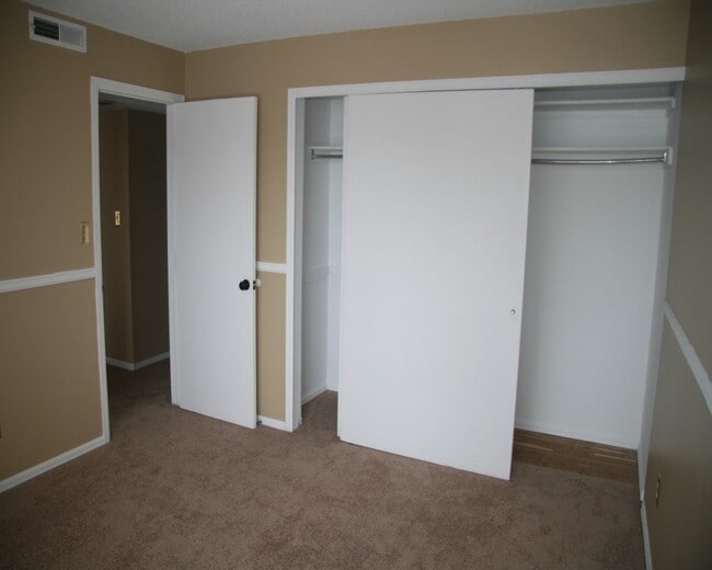 Building Photo - Charming 2 Bedroom Second Story Condo with easy access to everything!