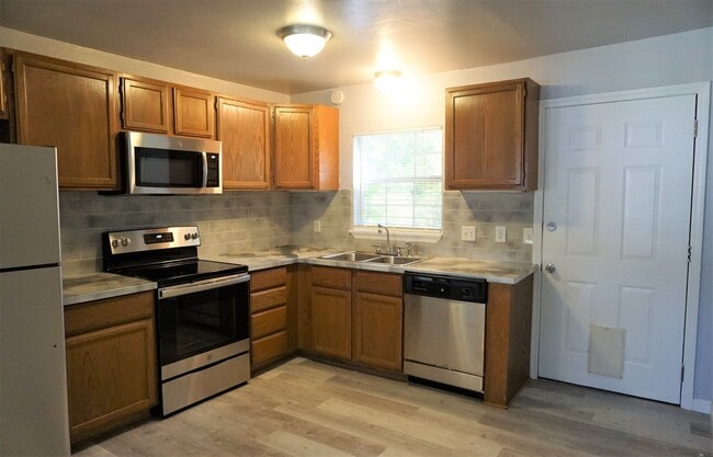 Building Photo - 2 Bed 1 Bath 1 Car Garage in the Village R...