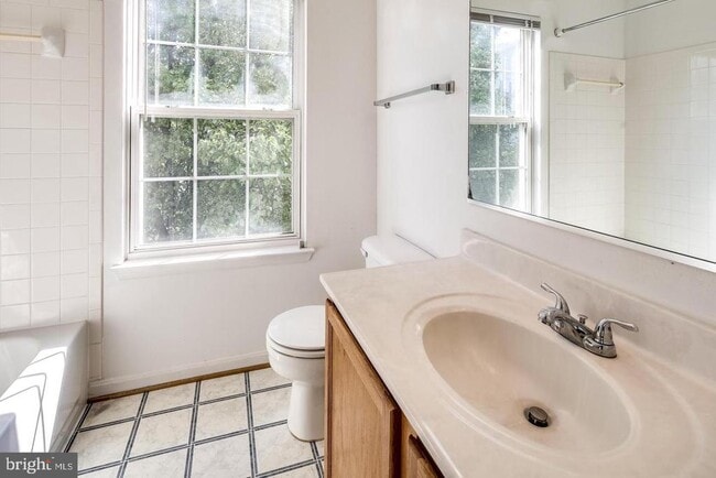 Building Photo - 2018 Cooper Point Ct