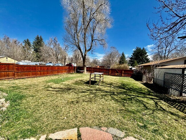 Building Photo - Cozy 2-Bed Downstairs Duplex, Close to CSU...